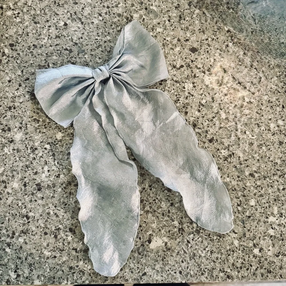 Elegant Silver and Black Hair Bows - EUC 🎀✨